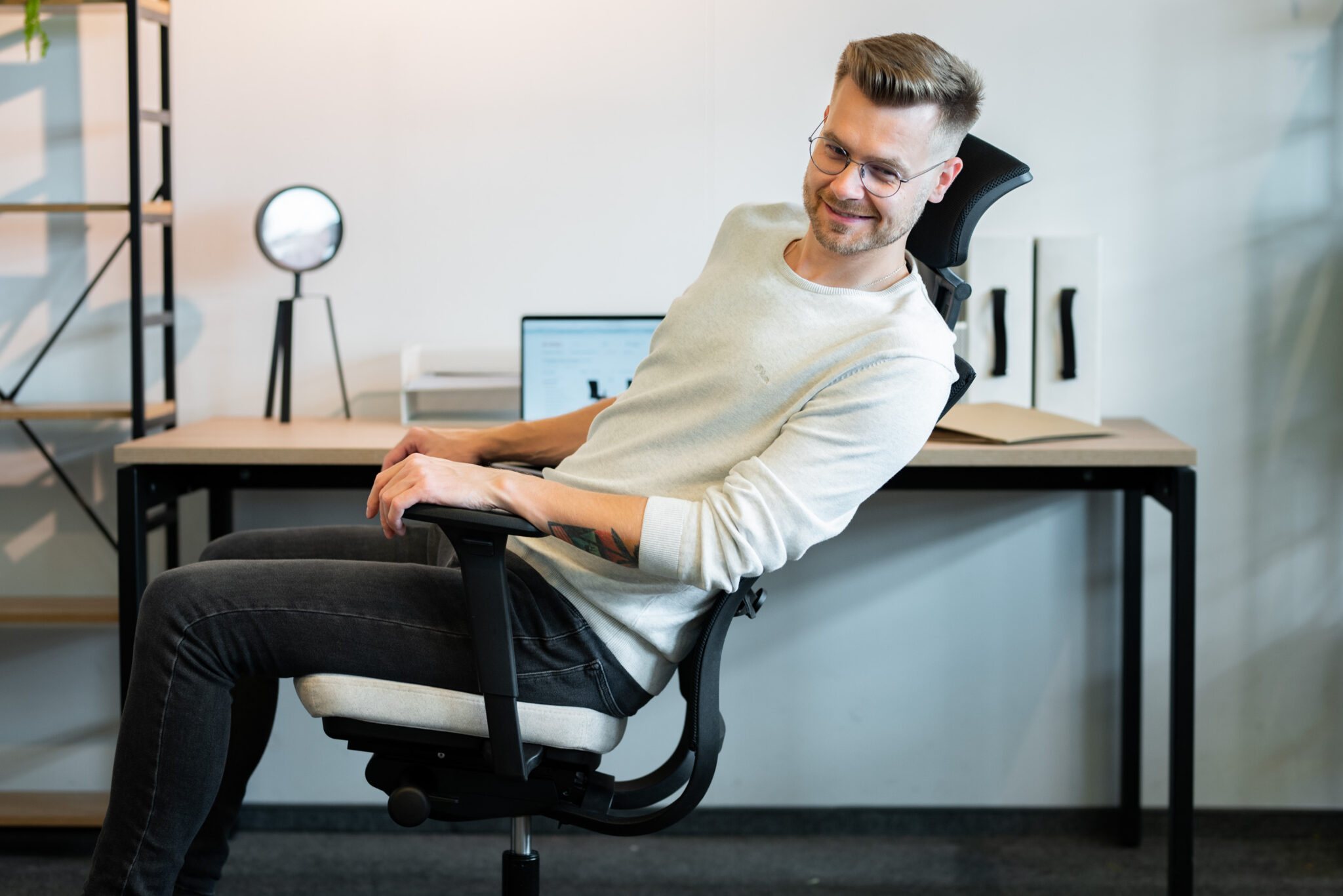 Cui îi poate fi util un scaun de birou ergonomic? Un interviu cu fizioterapeutul Piotr Piaskowski