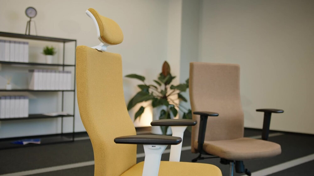 Ergonomiczny fotel biurowy z zagłówkiem Team Plus