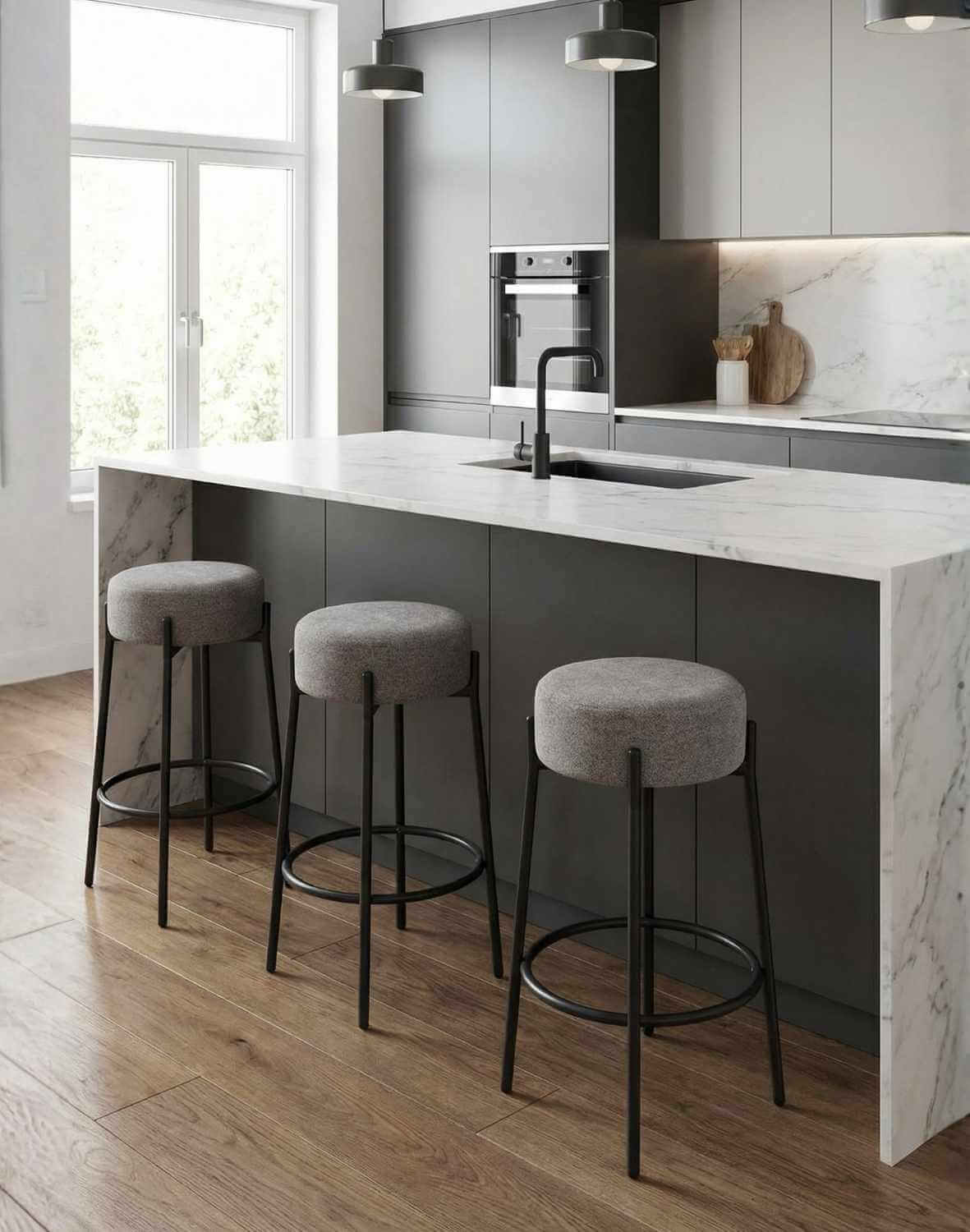 hoker do kuchni z podnóżkiem holly, tapicerowany