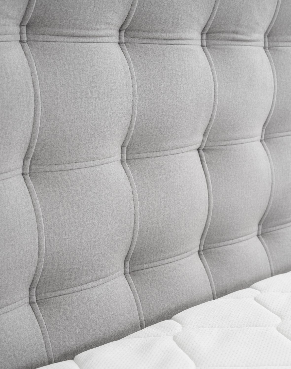 tapicerowane łóżko kontynentalne na nóżkach pilar