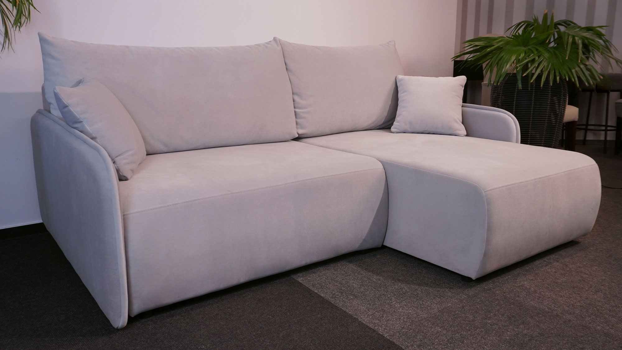 mały beżowy narożnik mirabella